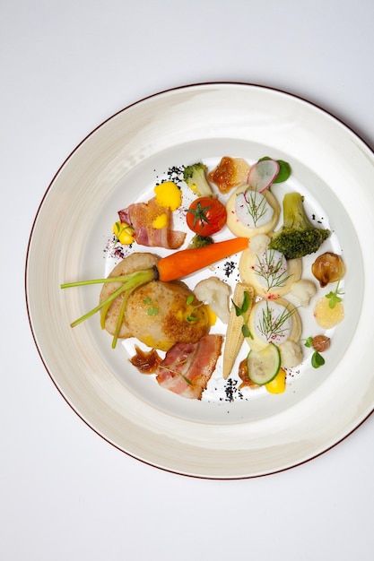 Farfurie cu mâncare gătită, servire frumoasă